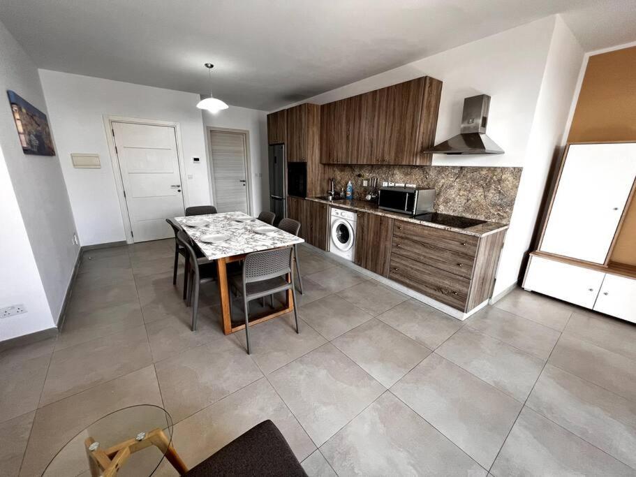 Mediterranea 2 Bedroom Smart Apartment Сейнт Полс Бей Екстериор снимка