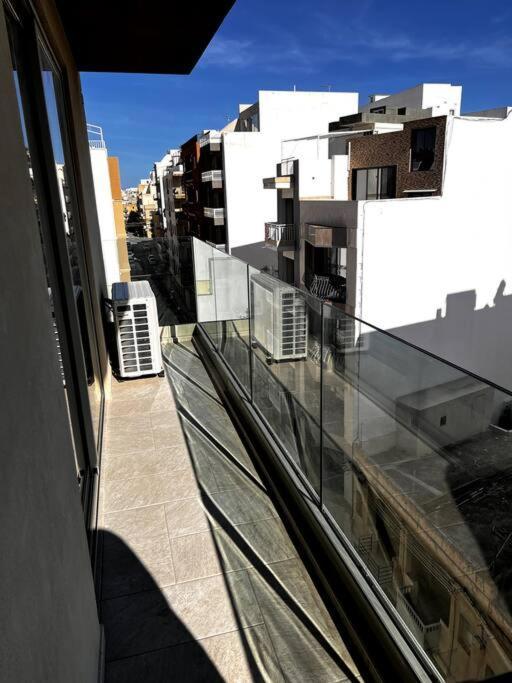 Mediterranea 2 Bedroom Smart Apartment Сейнт Полс Бей Екстериор снимка